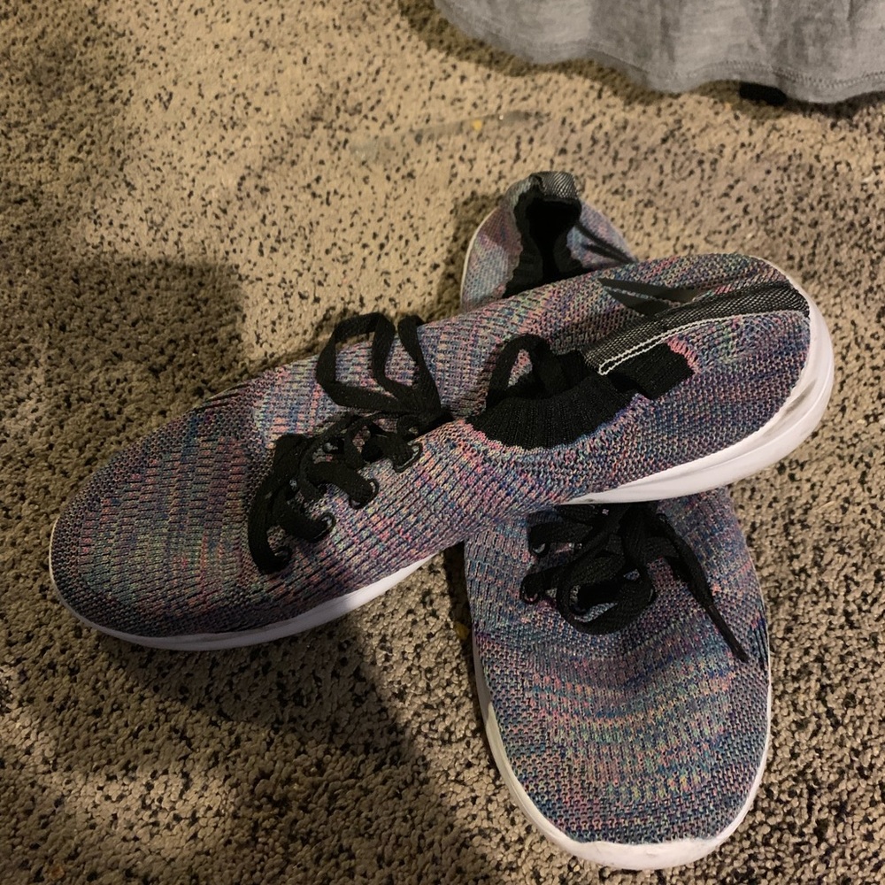 Cute stretchy Nit athletic shoes